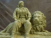 Peykerê Şêre-jina Kobanê li Sine hat çêkirin