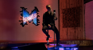 Elî Dêrsimî bi zazakî, kurmnancî û soranî distirê (vîdyo)